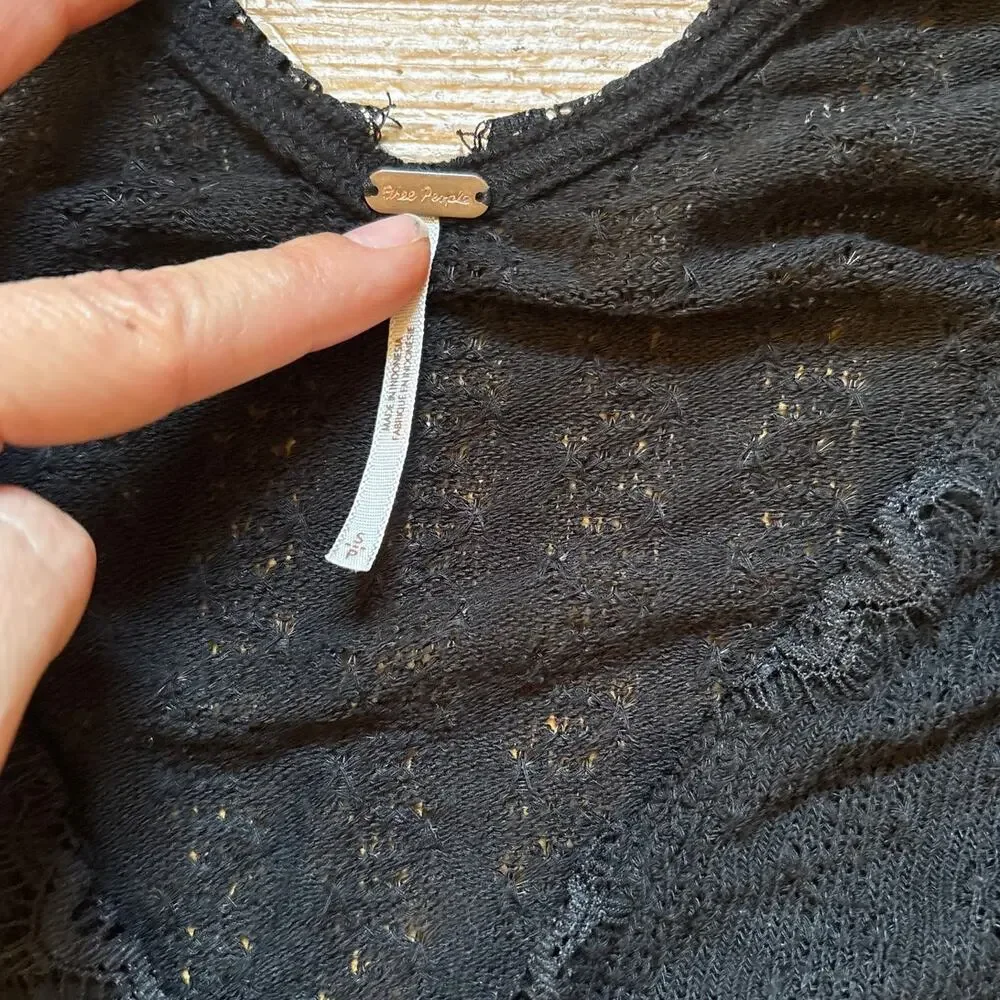 Free‎ People black lace oversized cropped long sleeve shirt SIZE S